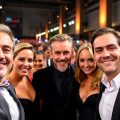 Actori celebri zâmbitori pe covorul roșu